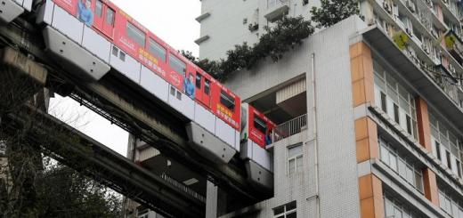 В китае поезда проходят сквозь жилой дом